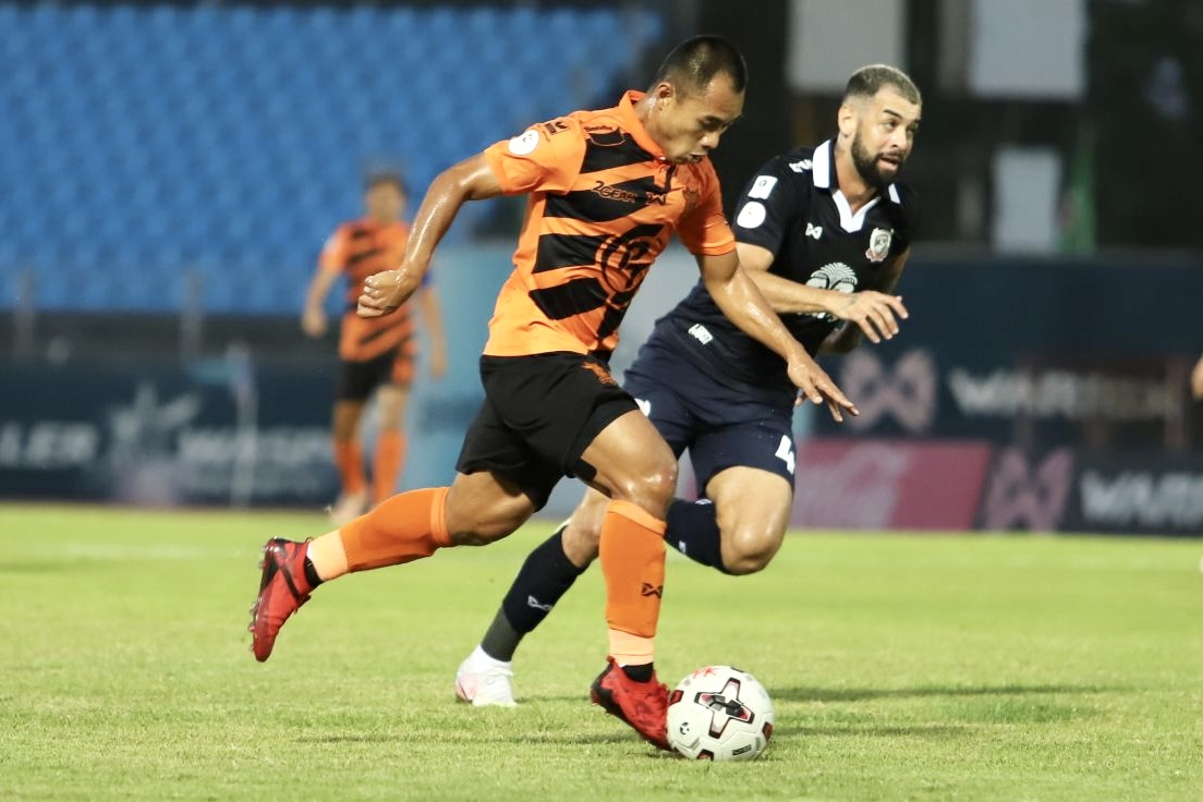 ภูมินทร์ฮีโร่ซัดนาทีสุดท้ายช่วยประจวบเฉือนสุพรรณ 2-1 ประเทศไทย  