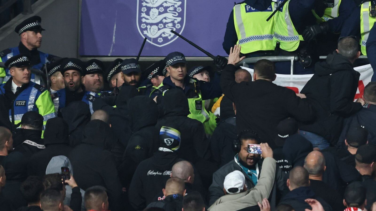 วุ่นอีก! ตำรวจอังกฤษต้องเข้าระงับเหตุ หลังแฟนบอลฮังการีก่อเรื่องเหยียดผิว ทีมชาติ  